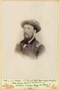 Portrait en buste du lieutenant-colonel Charles S. Hills en uniforme et chapeau, tourné vers la gauche